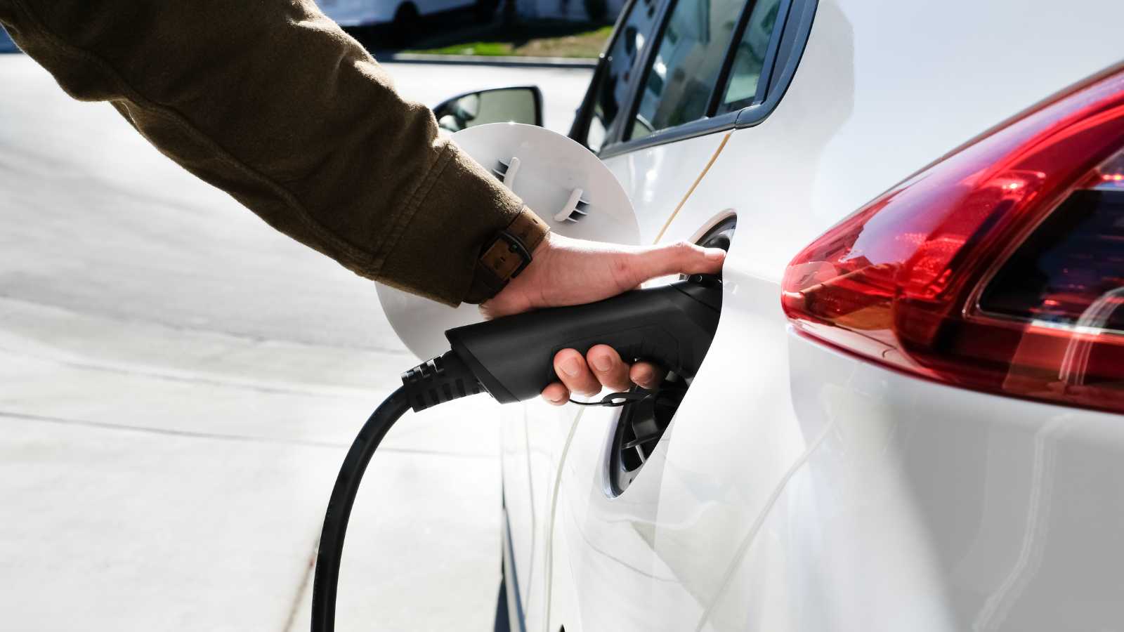 How Does Regulation Crowdfunding Apply to Investments in Electric Vehicles and Clean Transportation Projects? 7 Key Considerations for Eco-Conscious Investors