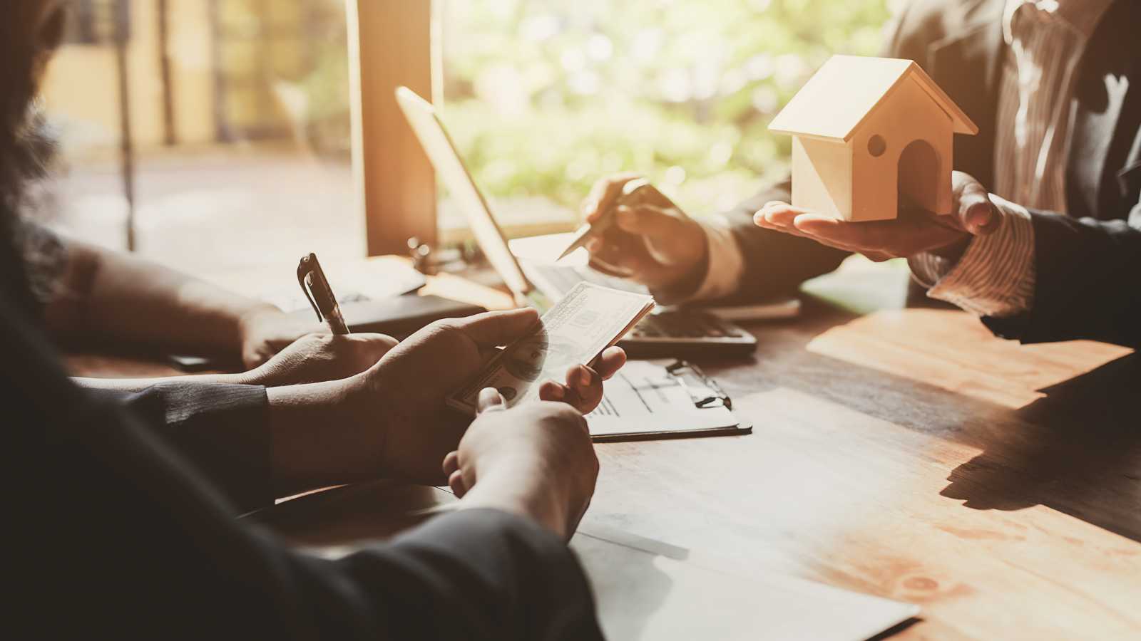 Selling Your Home DIY or Professionally: 5 Reasons to Consider Both Approaches